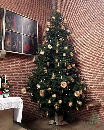 Weihnachtsbaum geschmückt in der Kirche.